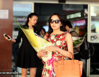 Hoa hậu Kỳ Duyên xinh tươi dịu dàng ở sân bay ảnh 21