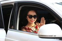 Hoa hậu Kỳ Duyên xinh tươi dịu dàng ở sân bay ảnh 1