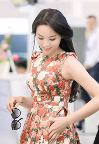 Hoa hậu Kỳ Duyên xinh tươi dịu dàng ở sân bay ảnh 4