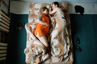 Bộ ảnh tuyệt đẹp về tư thế ngủ của những gia đình có bà bầu ảnh 1 Độc đáo cuốn sách ảnh chụp tư thế ngủ của các cặp vợ chồng đang mang thai