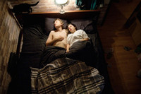 Bộ ảnh tuyệt đẹp về tư thế ngủ của những gia đình có bà bầu ảnh 5 Độc đáo cuốn sách ảnh chụp tư thế ngủ của các cặp vợ chồng đang mang thai 3