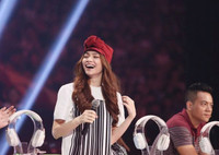 Hà Hồ diện váy ngắn tạo dáng nhí nhảnh như teen girl tại The Remix ảnh 6