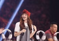 Hà Hồ diện váy ngắn tạo dáng nhí nhảnh như teen girl tại The Remix ảnh 6