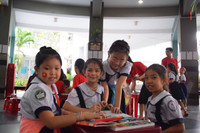 Cô trò xếp hình trái tim gửi lời chúc đến U23 Việt Nam ảnh 3