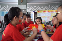 Cô trò xếp hình trái tim gửi lời chúc đến U23 Việt Nam ảnh 2