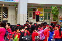 Cô trò xếp hình trái tim gửi lời chúc đến U23 Việt Nam ảnh 1