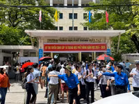 Tình nguyện viên đội nắng gửi lời chúc may mắn đến thí sinh Đà Nẵng thi vào 10