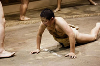 Ben trong cac cau lac bo sumo cho tre em o Nhat Ban