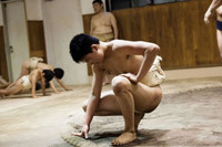 Ben trong cac cau lac bo sumo cho tre em o Nhat Ban