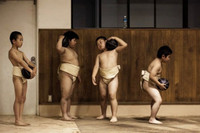 Ben trong cac cau lac bo sumo cho tre em o Nhat Ban