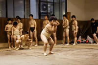 Ben trong cac cau lac bo sumo cho tre em o Nhat Ban