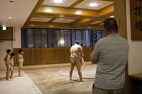 Ben trong cac cau lac bo sumo cho tre em o Nhat Ban