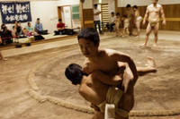 Ben trong cac cau lac bo sumo cho tre em o Nhat Ban