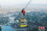 Bất chấp nguy hiểm, ông già Noel phát quà trên cáp treo giữa vực sâu 2