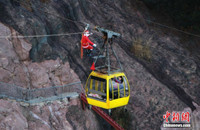 Bất chấp nguy hiểm, ông già Noel phát quà trên cáp treo giữa vực sâu 1