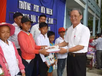 Cà Mau: Chung tay chăm lo HS nghèo trước thềm năm học mới ảnh 2