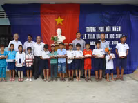 Cà Mau: Chung tay chăm lo HS nghèo trước thềm năm học mới ảnh 1