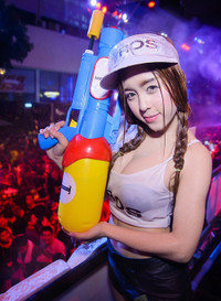 Hình ảnh: Nóng mắt với thiếu nữ Thái ăn mặc hở hang, phản cảm trong lễ hội té nước số 6