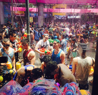 Hình ảnh: Nóng mắt với thiếu nữ Thái ăn mặc hở hang, phản cảm trong lễ hội té nước số 5