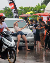 Hình ảnh: Nóng mắt với thiếu nữ Thái ăn mặc hở hang, phản cảm trong lễ hội té nước số 4