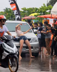 Hình ảnh: Nóng mắt với thiếu nữ Thái ăn mặc hở hang, phản cảm trong lễ hội té nước số 4