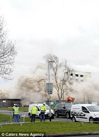 Rùng mình cảnh tòa nhà 20 tầng đổ sụp chỉ trong 8 giây ảnh 8