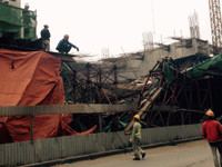 Sập giàn giáo nhà ga đường sắt trên cao, ô tô bị đè nát ảnh 2