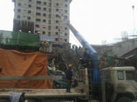 Sập giàn giáo nhà ga đường sắt trên cao, ô tô bị đè nát ảnh 1