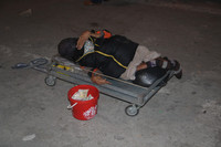 Lê lết, vạ vật ăn xin kiếm tiền tại chợ Viềng ảnh 3