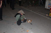 Lê lết, vạ vật ăn xin kiếm tiền tại chợ Viềng ảnh 2