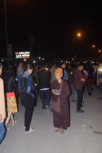 Lê lết, vạ vật ăn xin kiếm tiền tại chợ Viềng ảnh 4