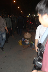 Lê lết, vạ vật ăn xin kiếm tiền tại chợ Viềng ảnh 5