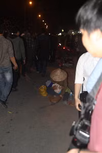 Lê lết, vạ vật ăn xin kiếm tiền tại chợ Viềng ảnh 5