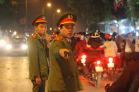 Lê lết, vạ vật ăn xin kiếm tiền tại chợ Viềng ảnh 7