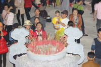 Lê lết, vạ vật ăn xin kiếm tiền tại chợ Viềng ảnh 6