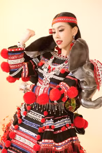 Pha xử lý tinh tế phần thi trang phục dân tộc của Ngọc Hằng nhận mưa lời khen