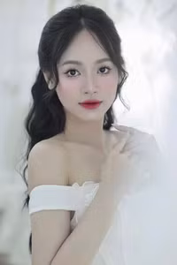 Á hậu Thùy Linh làm giám khảo ở tuổi 21, ghi điểm với nhan sắc cực ngọt