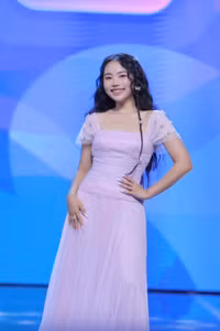 Không chỉ ‘lột xác’ ngoại hình, thời trang của Phương Mỹ Chi được khen hợp tuổi