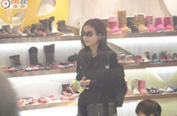 Triệu Vy bận rộn sắm đồ cho con gái Huỳnh Tân - 1