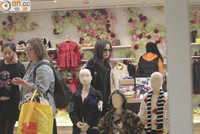 Triệu Vy bận rộn sắm đồ cho con gái Huỳnh Tân - 2