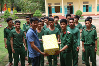 Sinh viên Kiên Giang kết nghĩa với Đại đội pháo 105 ảnh 6