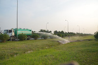 Hố ga trên đại lộ Thăng Long bốc cháy ngùn ngụt ảnh 4 Hố ga trên đại lộ Thăng Long bốc cháy ngùn ngụt - ảnh 3