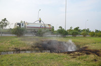 Hố ga trên đại lộ Thăng Long bốc cháy ngùn ngụt ảnh 2 Hố ga trên đại lộ Thăng Long bốc cháy ngùn ngụt - ảnh 1