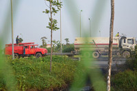 Hố ga trên đại lộ Thăng Long bốc cháy ngùn ngụt ảnh 7 Hố ga trên đại lộ Thăng Long bốc cháy ngùn ngụt - ảnh 6