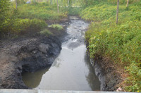 Hố ga trên đại lộ Thăng Long bốc cháy ngùn ngụt ảnh 5 Hố ga trên đại lộ Thăng Long bốc cháy ngùn ngụt - ảnh 4