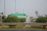 Hố ga trên đại lộ Thăng Long bốc cháy ngùn ngụt ảnh 6 Hố ga trên đại lộ Thăng Long bốc cháy ngùn ngụt - ảnh 5