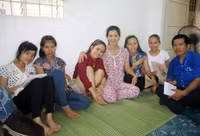 Họ đã đồng hành cùng thí sinh nghèo khi đến Huế ảnh 2