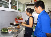 Họ đã đồng hành cùng thí sinh nghèo khi đến Huế ảnh 4