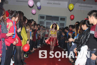 Trong giá rét, nữ sinh Hà Nội trình diễn thời trang giấy ảnh 7