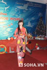 Cô gái Hawaii sexy với bộ quần áo đầy màu sắc hay đáng yêu, trong sáng trong bộ đồ của người Nhật Bản và kín đáo, duyên dáng trong bộ trang phục áo dài Việt Nam.